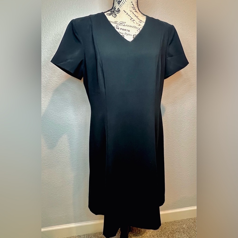 400. Liz Baker Black Shift Sheath Dress Short Sleeve Back V-Neck Knee Length